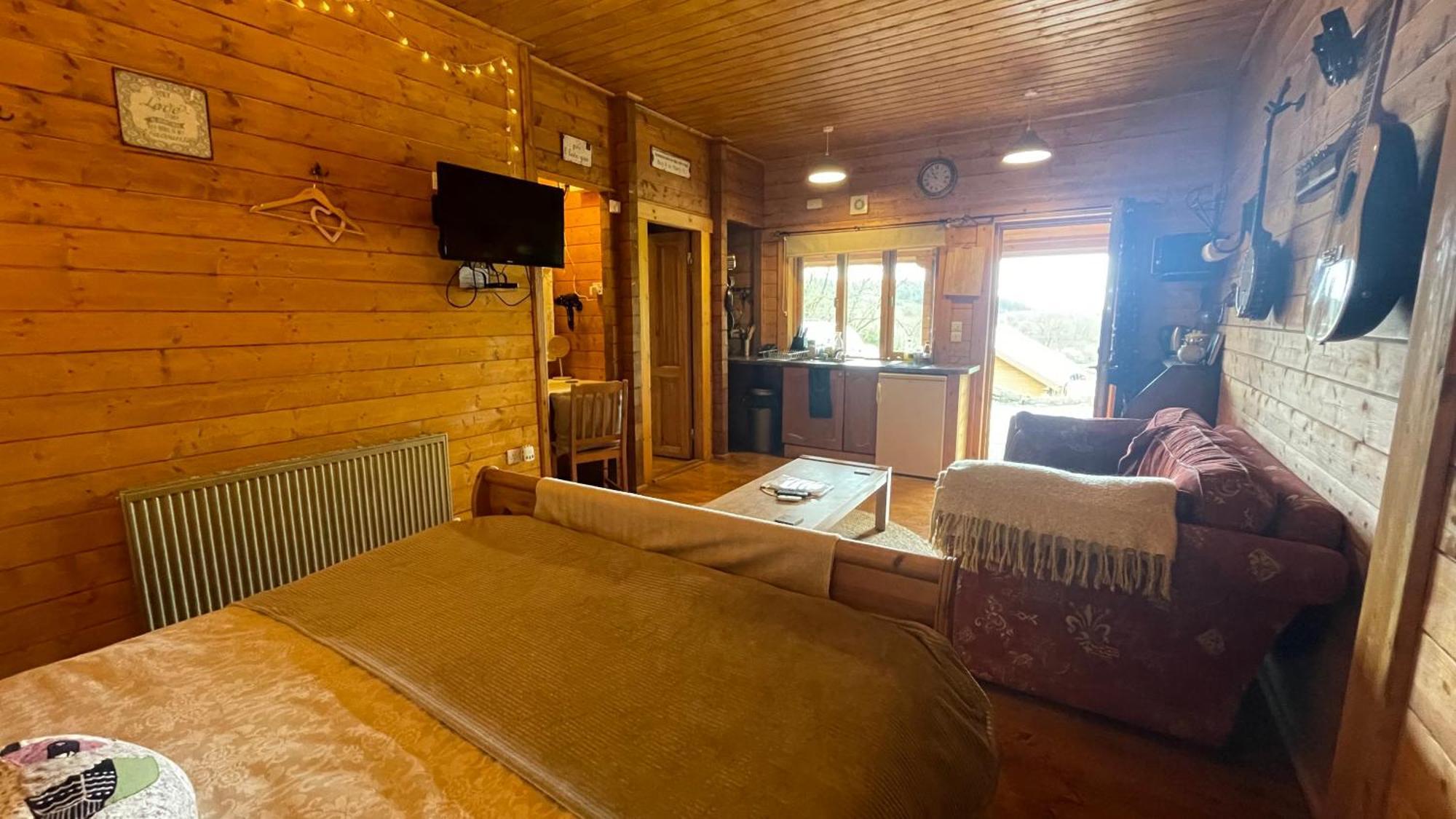 Blossom Cabin - Little Log Cabin In Wales 纽敦 外观 照片