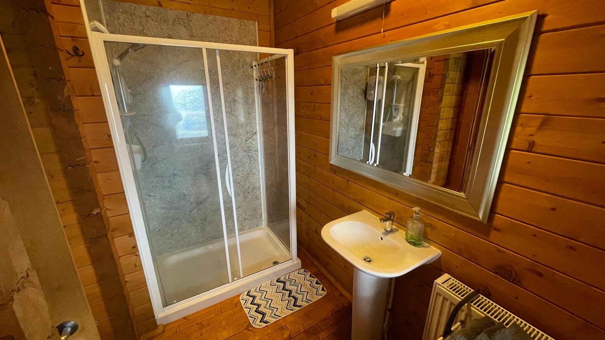 Blossom Cabin - Little Log Cabin In Wales 纽敦 外观 照片
