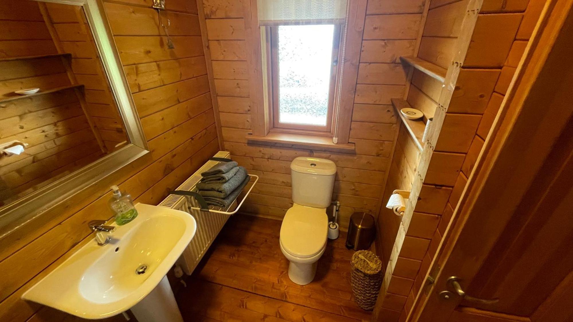 Blossom Cabin - Little Log Cabin In Wales 纽敦 外观 照片