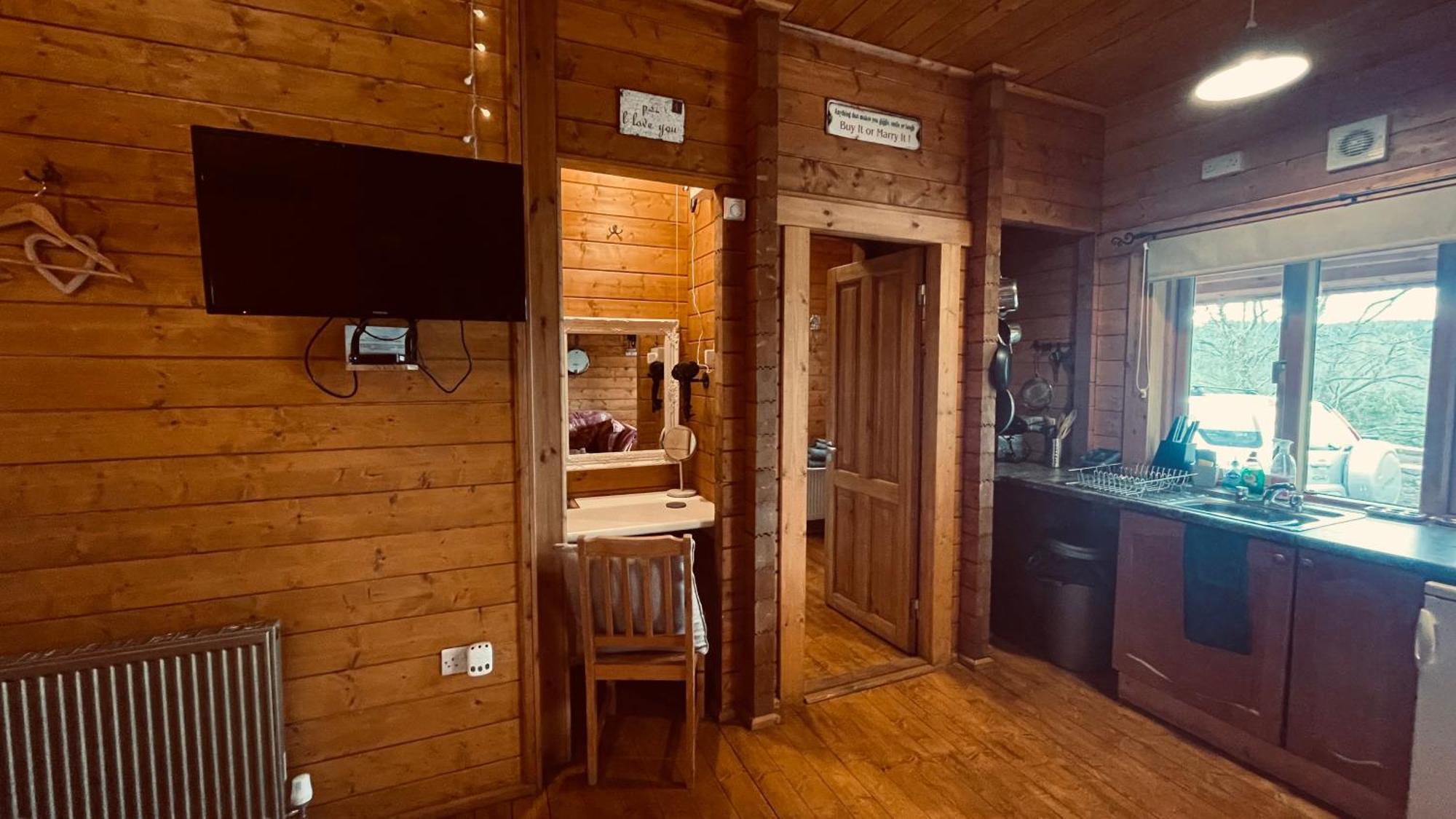 Blossom Cabin - Little Log Cabin In Wales 纽敦 外观 照片
