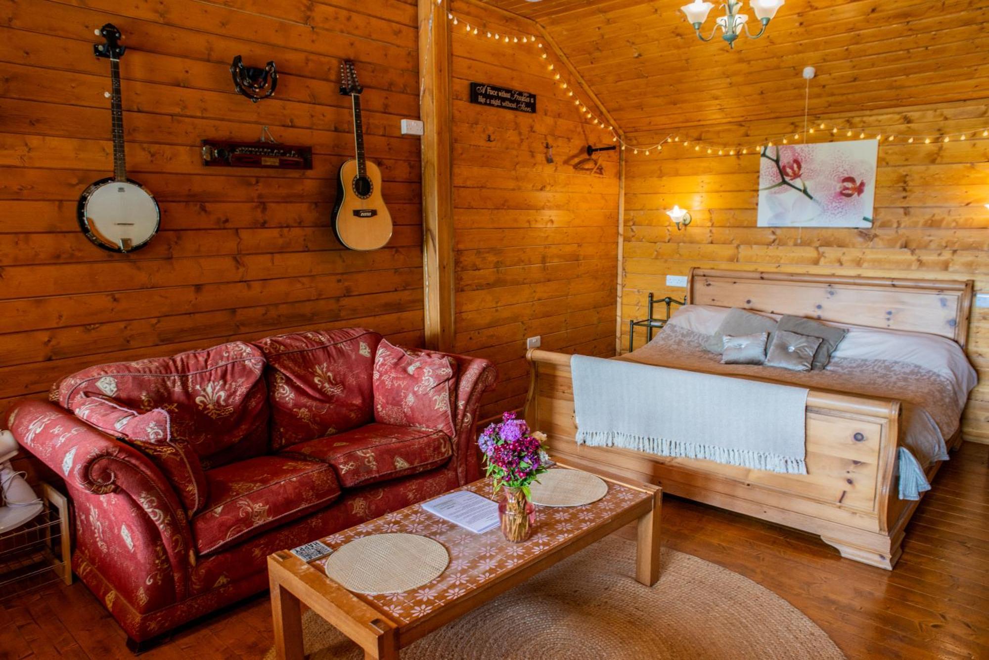 Blossom Cabin - Little Log Cabin In Wales 纽敦 外观 照片